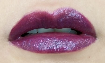 Gambar 2. Hasil Swatch Lipstik Red-A No. 635 (sumber simplybeautyme.com)