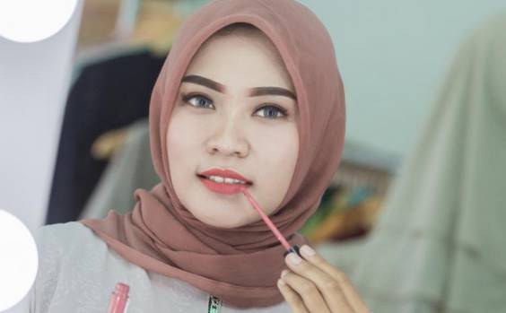 Hukum Memakai Lipstik Saat Berpuasa Menurut Islam